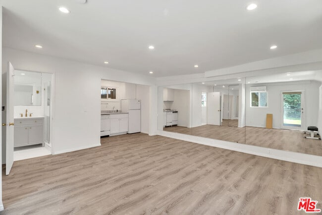 Building Photo - 1105 S Alfred St