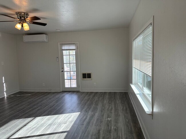 Building Photo - Chestnut-1918/1920