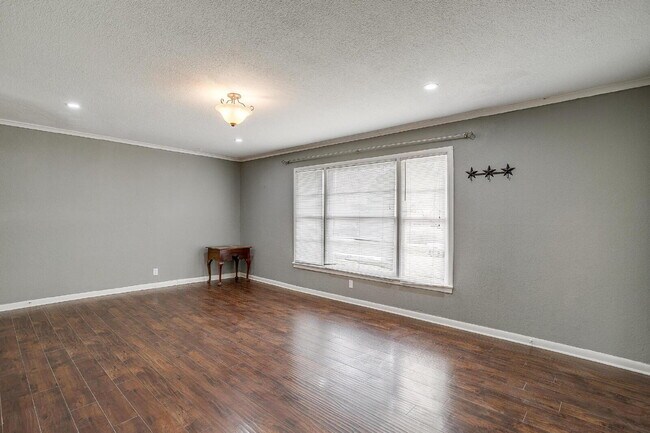 Building Photo - Updated 3-Bedroom Home in South Hills Neighborhood!