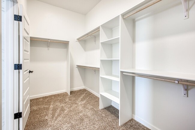 Building Photo - Beautiful East side House 4 bed-2.5 baths, part of The Overlook Casa Club that includes Swimming ...