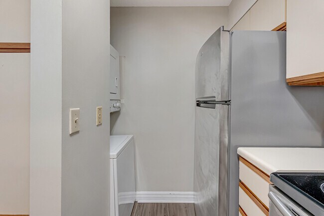 Building Photo - 208 Southlake Ct