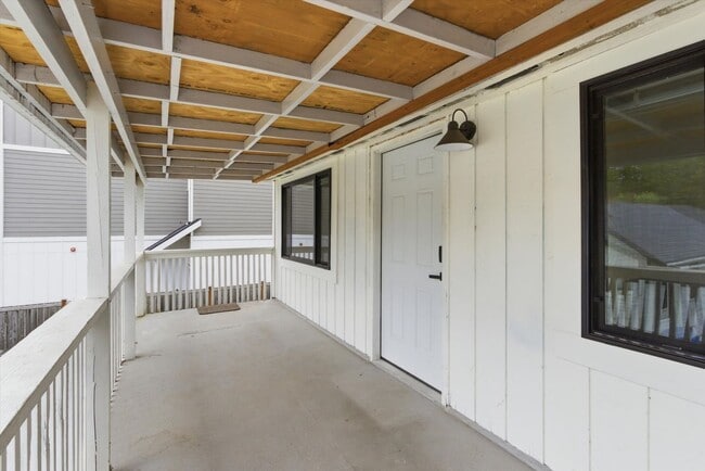 Building Photo - 221a Cedar Ave