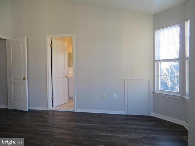 Building Photo - 3606 N Carriage Ct