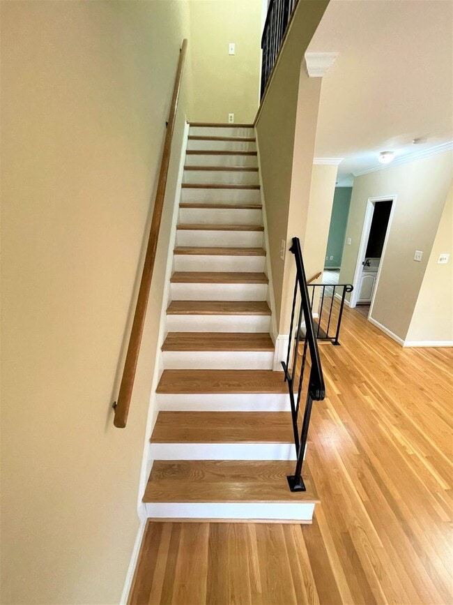 Building Photo - Updated, all brick 3 level townhouse pet friendly townhouse for rent!