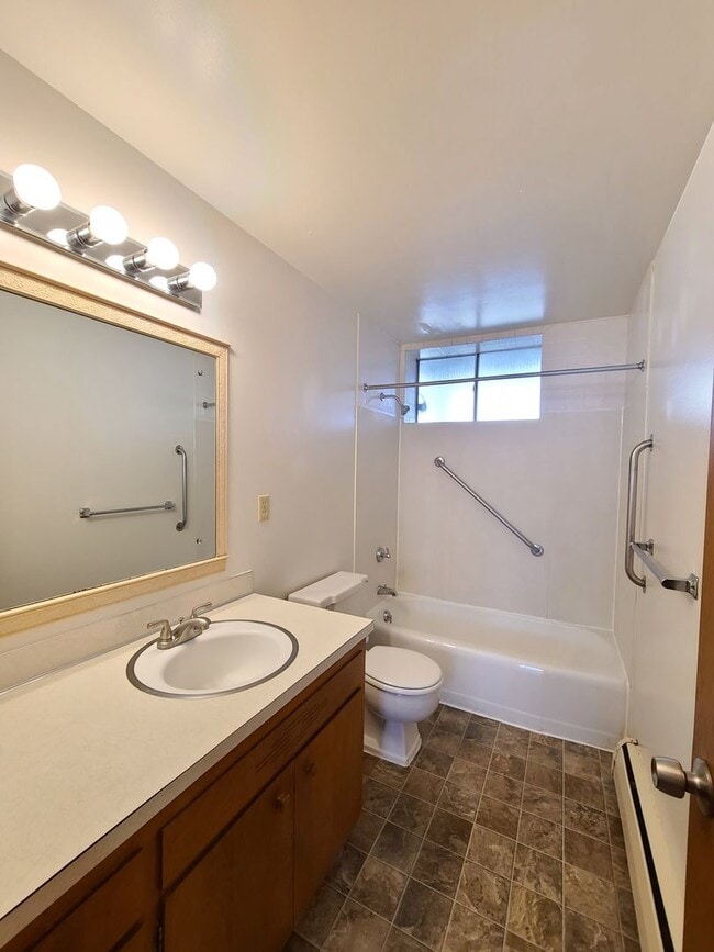 Building Photo - $1,050 - 1 Bed / 1 Bath Spacious Condo in South Hill