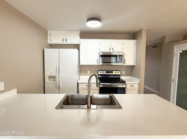 Building Photo - 1902 E Sandra Terrace