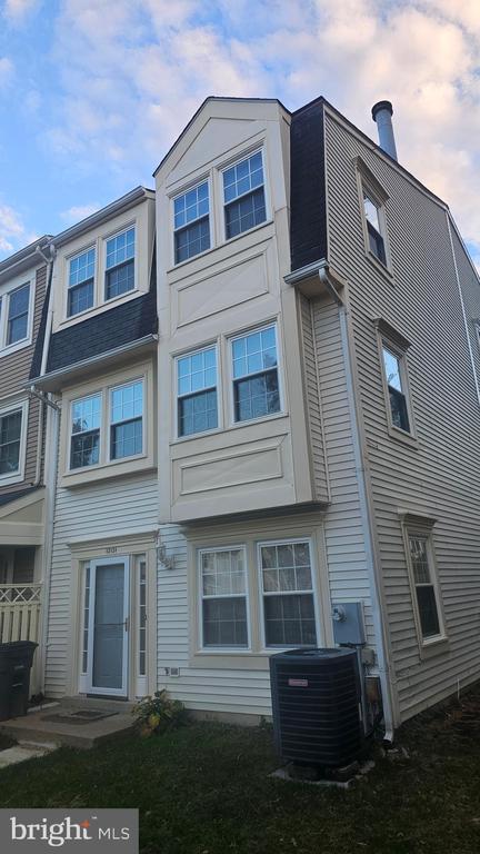 Building Photo - 12131 Salemtown Dr