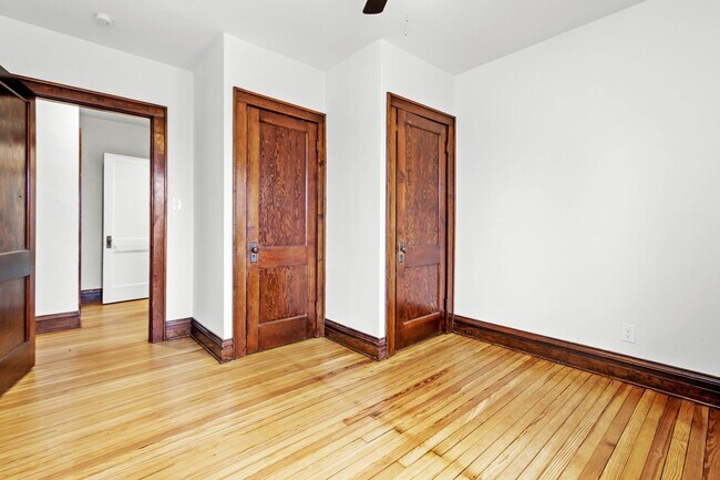 Building Photo - AVAILABLE FOR EARLY DECEMBER! Do not miss this HUGE 3-BEDROOM / 2-BATHROOM home in CARRICK!  SECT...