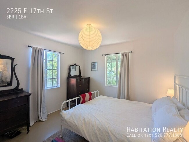 Building Photo - 2225 E 17th St