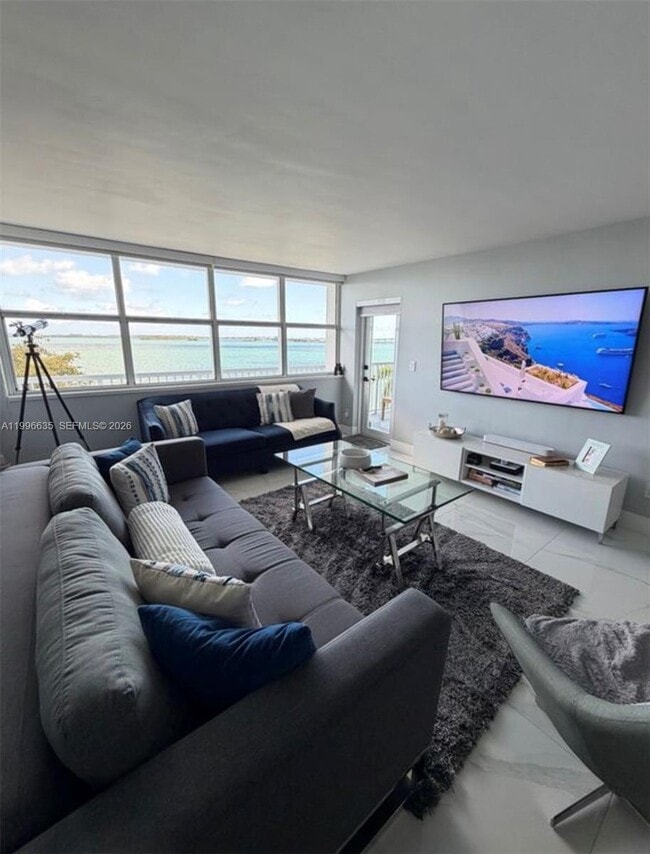 Building Photo - 1420 Brickell Bay Dr