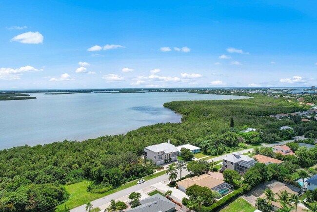 Building Photo - 1927 Sheffield Ave