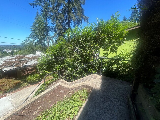 Building Photo - 320 Sunset Dr