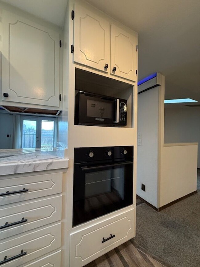 Building Photo - Spacious 3 Bedroom, 2 Bath home in Quality North Bend Neighborhood!