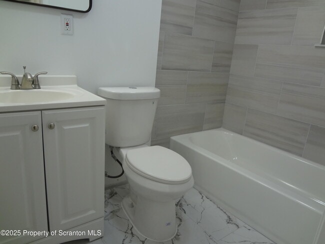 Building Photo - 539 Back St