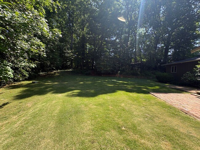 Building Photo - Large Lakefront Home Minutes from Downtown Greenville!