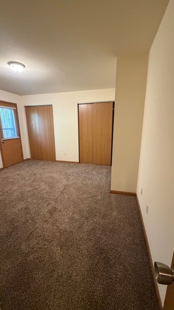 Building Photo - 21 Village W Ct