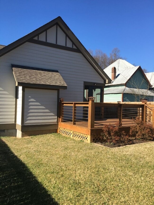 Building Photo - East Nashville Beauty