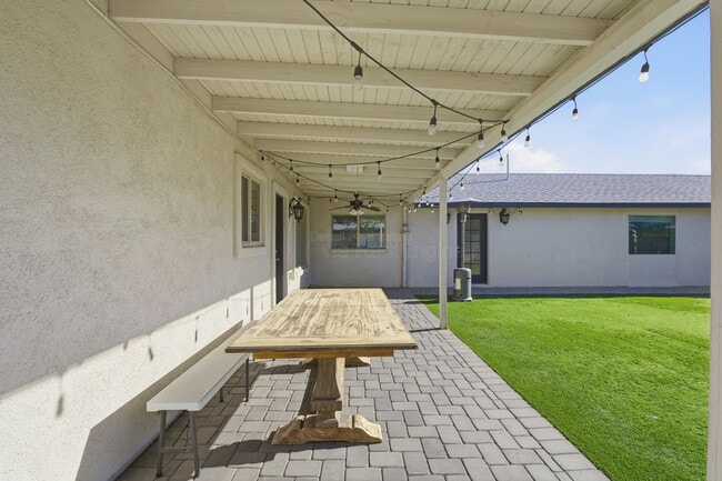 Building Photo - 1901 N Rosemont Blvd