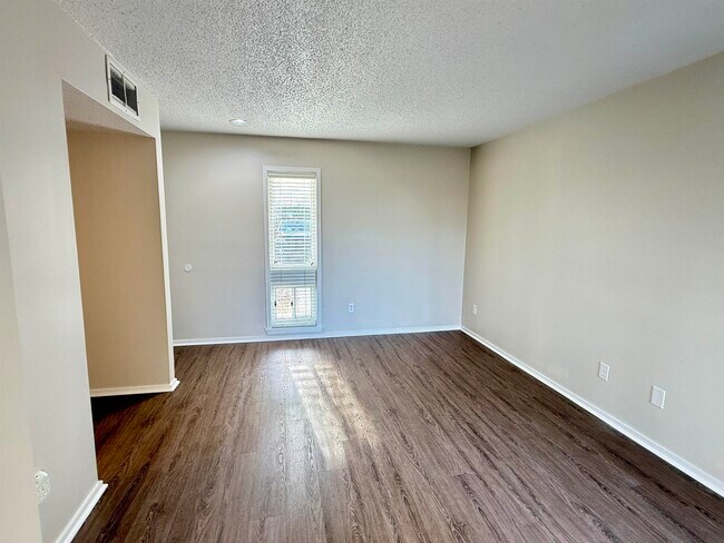 Building Photo - 1025 Plantation Dr W