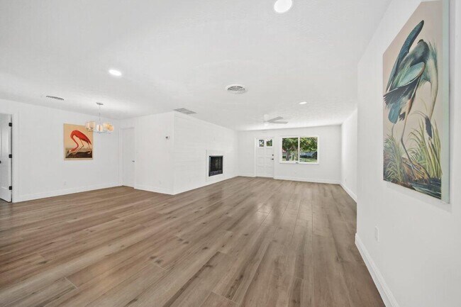 Building Photo - 2416 N W Everglades Blvd