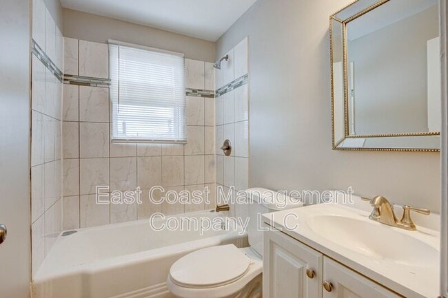 Building Photo - 2233 Graythorn Rd