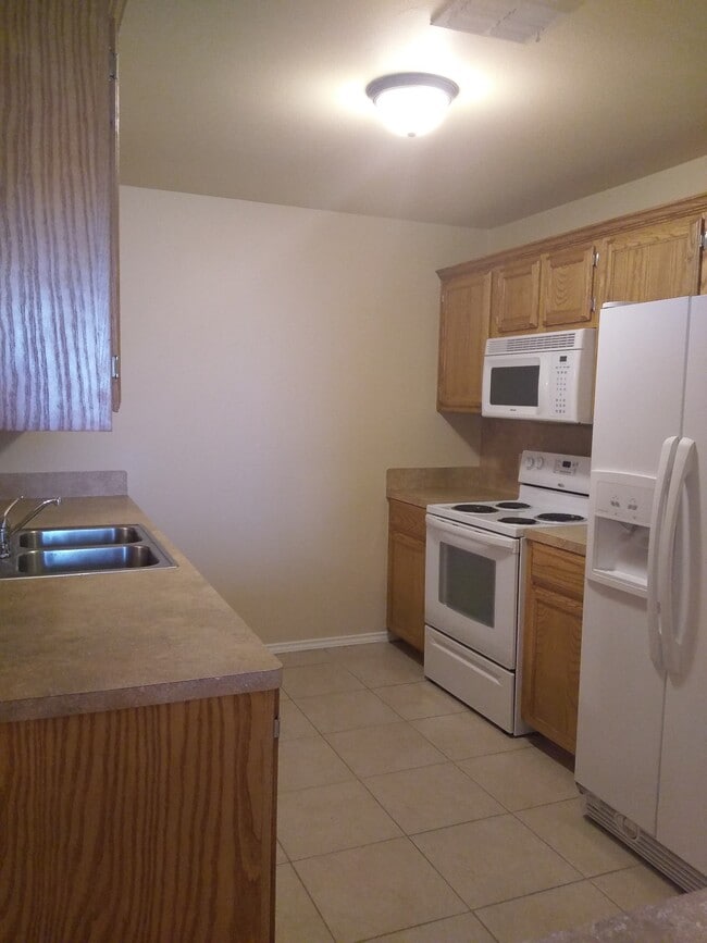 Building Photo - 20413 Oak Hollow Ln