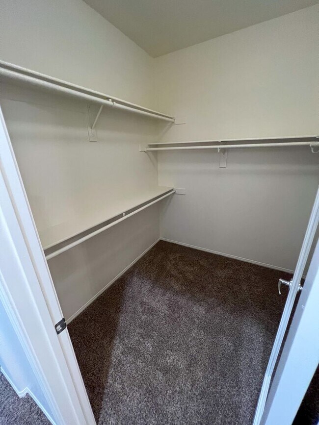 Building Photo - Spacious 4 Bedroom 3 Bathroom Home with 3 ...