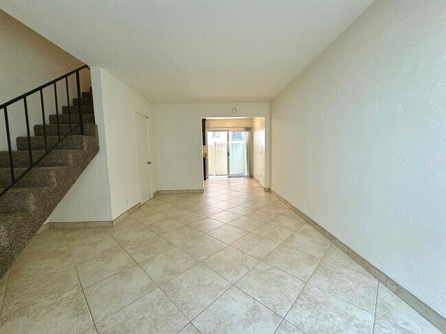 Building Photo - GREAT LOCATION! POINT LOMA 2BD/1.5BA TOWNH...