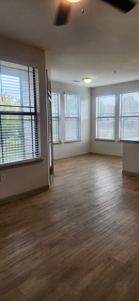 Building Photo - Queenston Manor