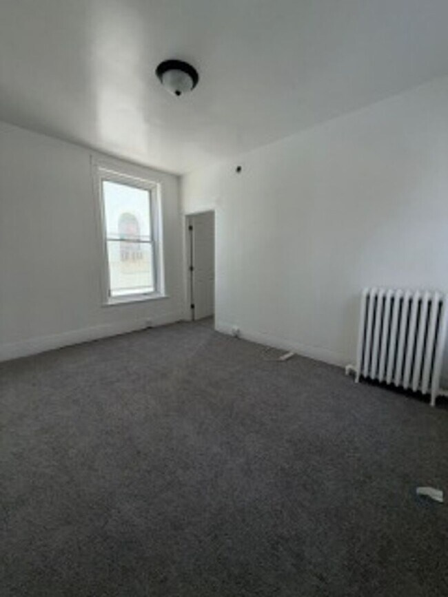 Building Photo - 321 E Price St