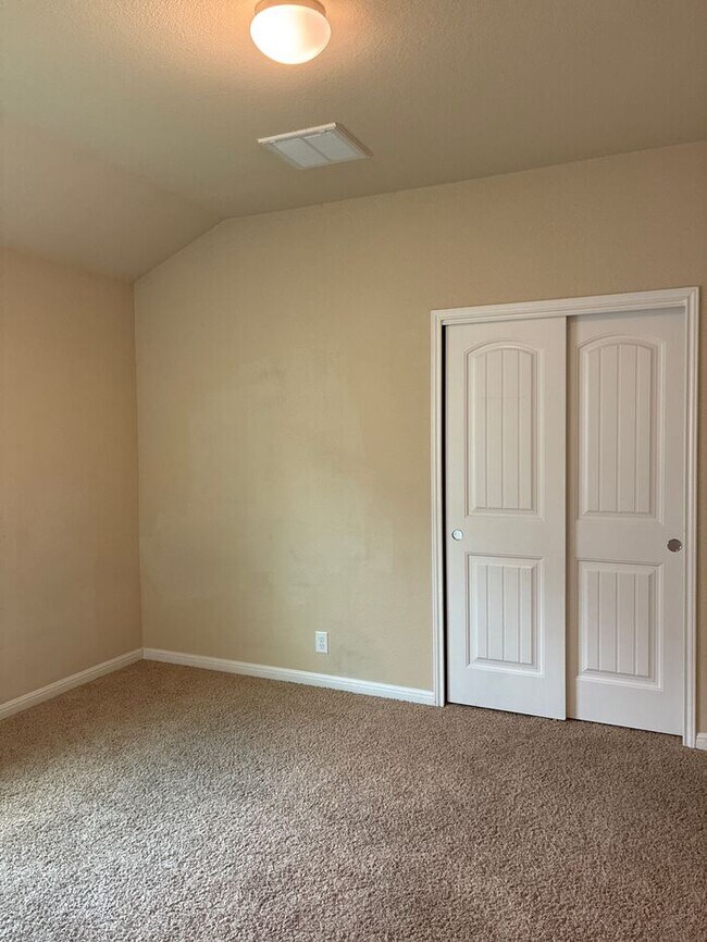 Building Photo - A Charming 3-Bedroom, 2-Bathroom Home Loca...