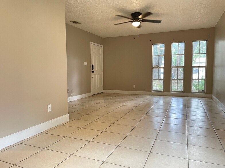 Building Photo - 11601 Valencia Dr