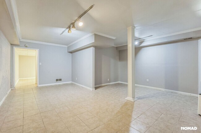 Building Photo - Spacious 5BR House in Marietta