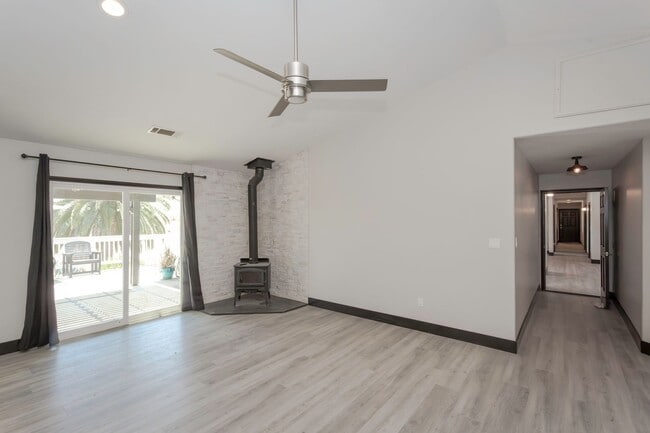 Building Photo - RANCH STYLE POOL HOME ON 2+ ACRES IN THE H...