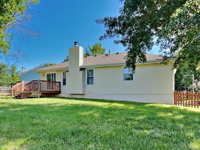 Building Photo - Charming 3-Bed, 2-Bath Home in Lee’s Summit | Cul-de-Sac, Fireplace & Fenced Yard