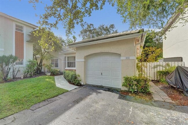 Building Photo - 9836 NW 9th Ct