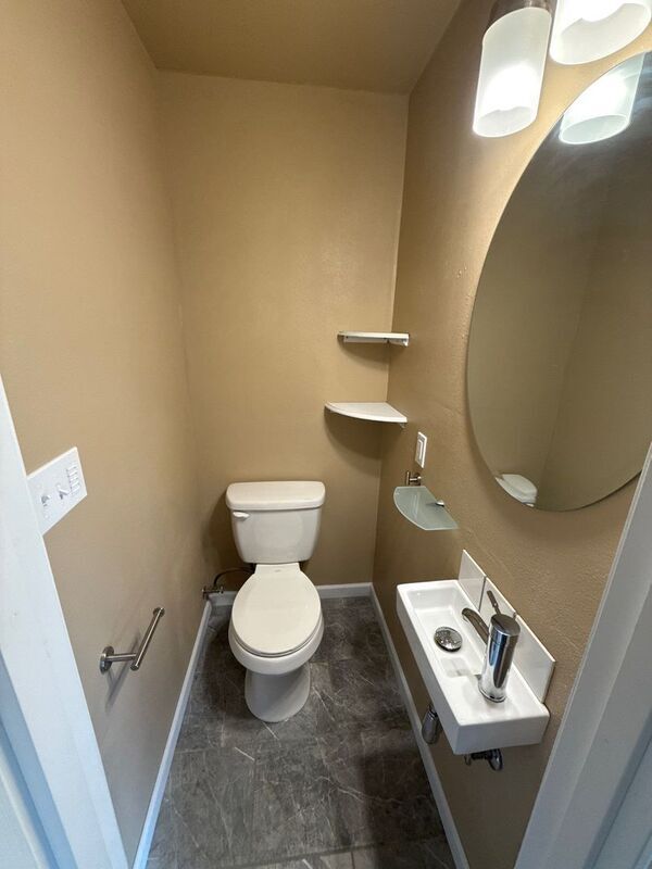 Building Photo - 1650 NW Highland Dr