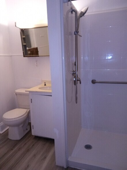 Building Photo - 364 S 10th St