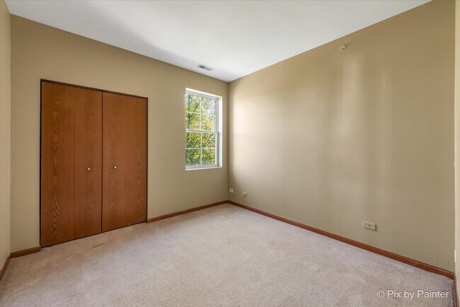 Building Photo - 2215 Aurora Dr