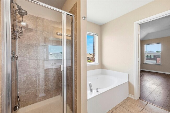 Building Photo - 1100 Camelot Dr