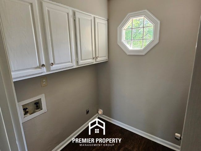 Building Photo - Modern 3BR/2BA with Soaring Vaulted Ceilings | Fireplace, Garage & Deck