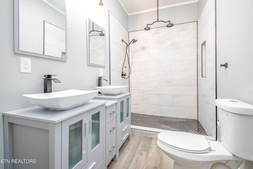 Building Photo - 224 E Quincy Ave