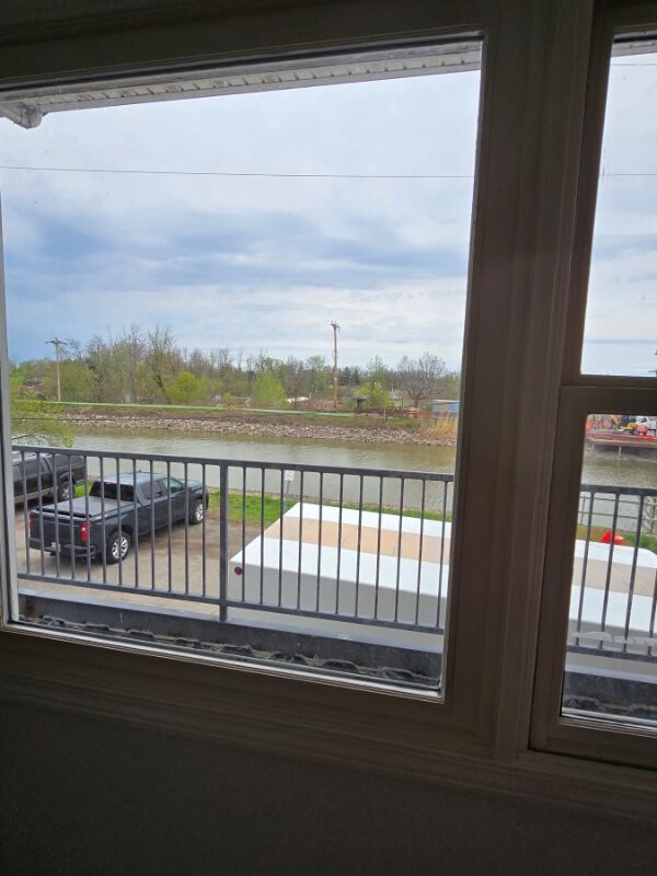 Building Photo - 2 Main St