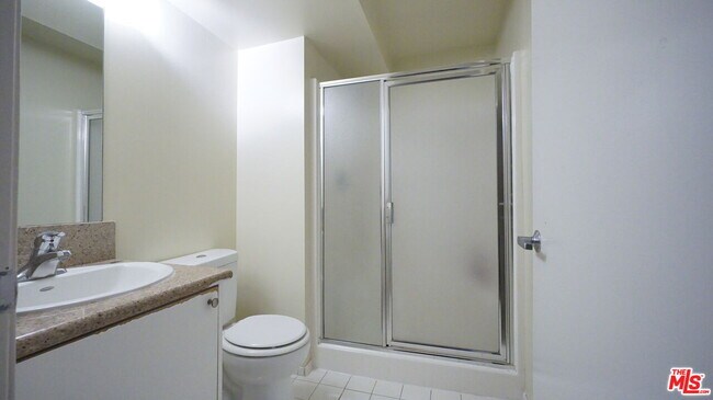 Building Photo - 922 W 23rd St