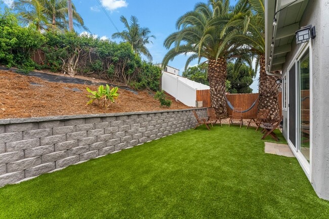 Building Photo - SPACIOUS 4 BEDROOM/2 BATHROOM HOME FOR REN...