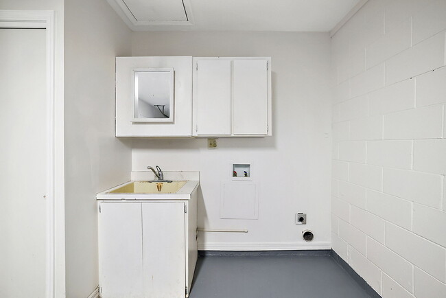 Building Photo - 202 Fernwood St