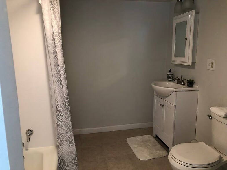 Building Photo - 27-29 Snell St