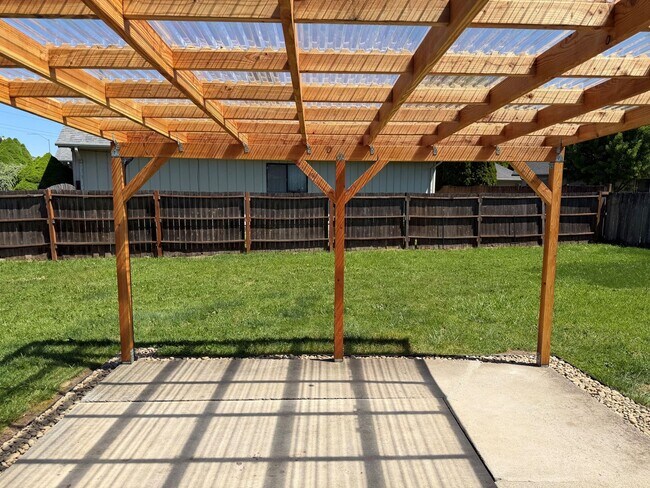 Building Photo - Updated 3 bedroom 2 bath home in a great neighborhood!