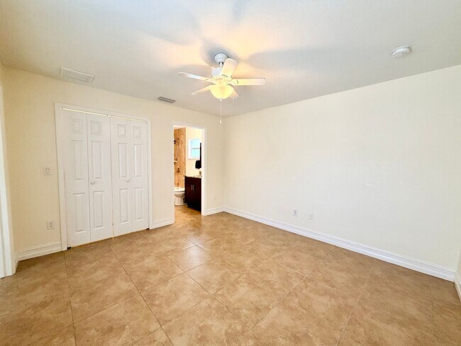 Building Photo - Centrally Located 3 Bedroom 2 Bath 1 Car Garage Duplex- Lawn service and washer and dryer is incl...