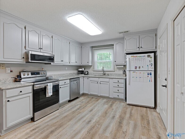 Building Photo - 105 Whisperbrook Cir
